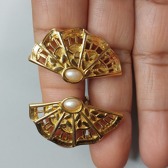 AVON Vintage 80s Moon Lace Fan Shaped Gold Tone Clip On Earrings - Picture 1 of 6
